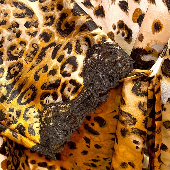 NWOT Short Robe in Animal Print W/Inside & Outer Tie & Black Lace Edged Sleeve - Picture 3 of 4